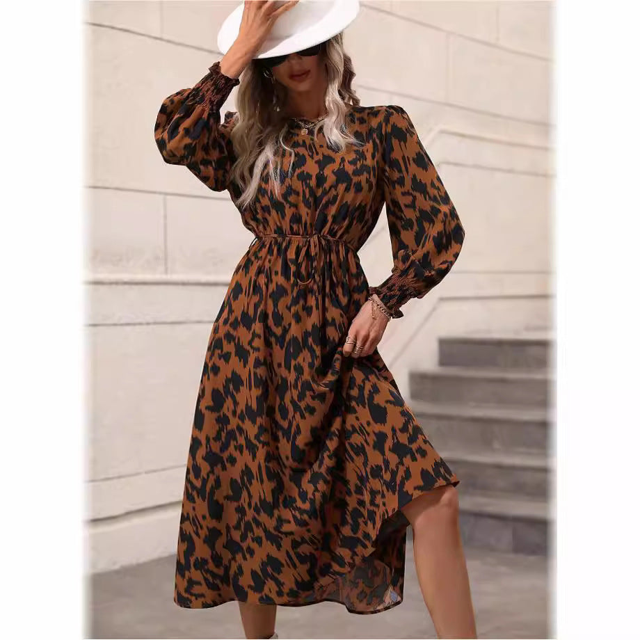 Dame maxikjole med elegant leopardmønster og svajende ærmer Stilla