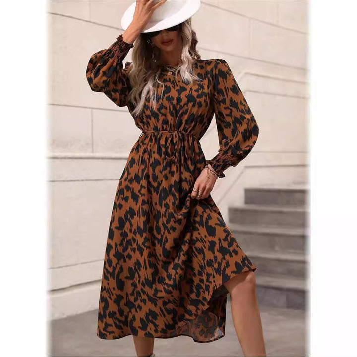 Dame maxikjole med elegant leopardmønster og svajende ærmer Stilla
