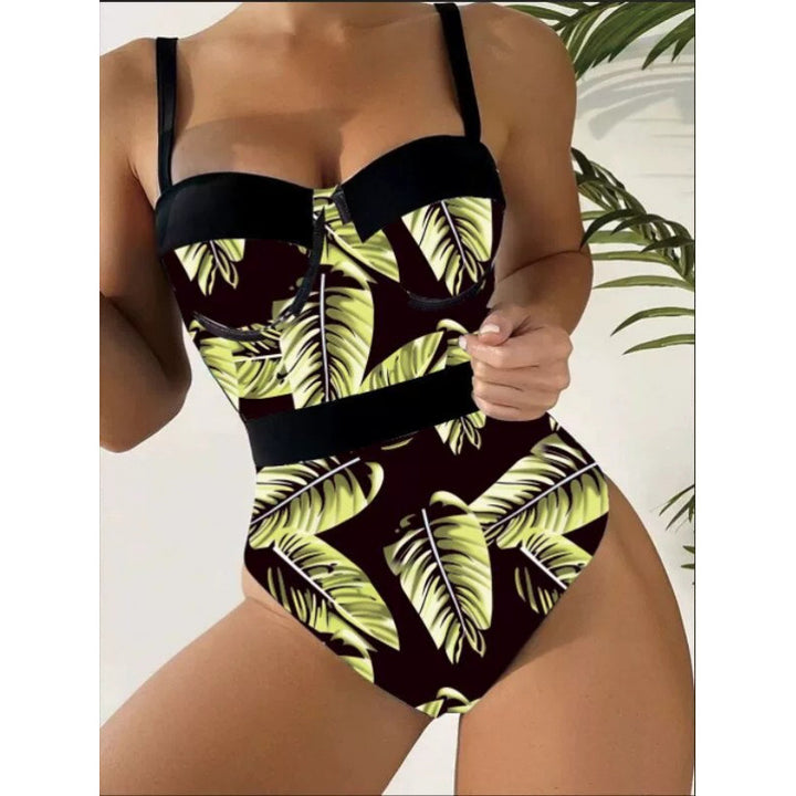 Dame one-piece badedragt med blomstret design og elegant silhuet Skovae