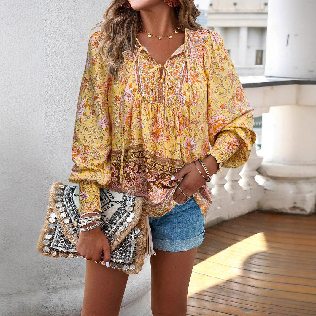Damebluse med afslappet snit og blomsterprint Stilla