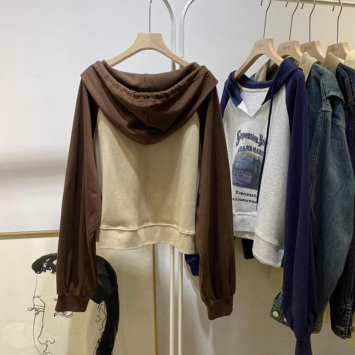 Femme Forkortet Grafik-Hoodie med Kunstnerisk Tryk Stilla