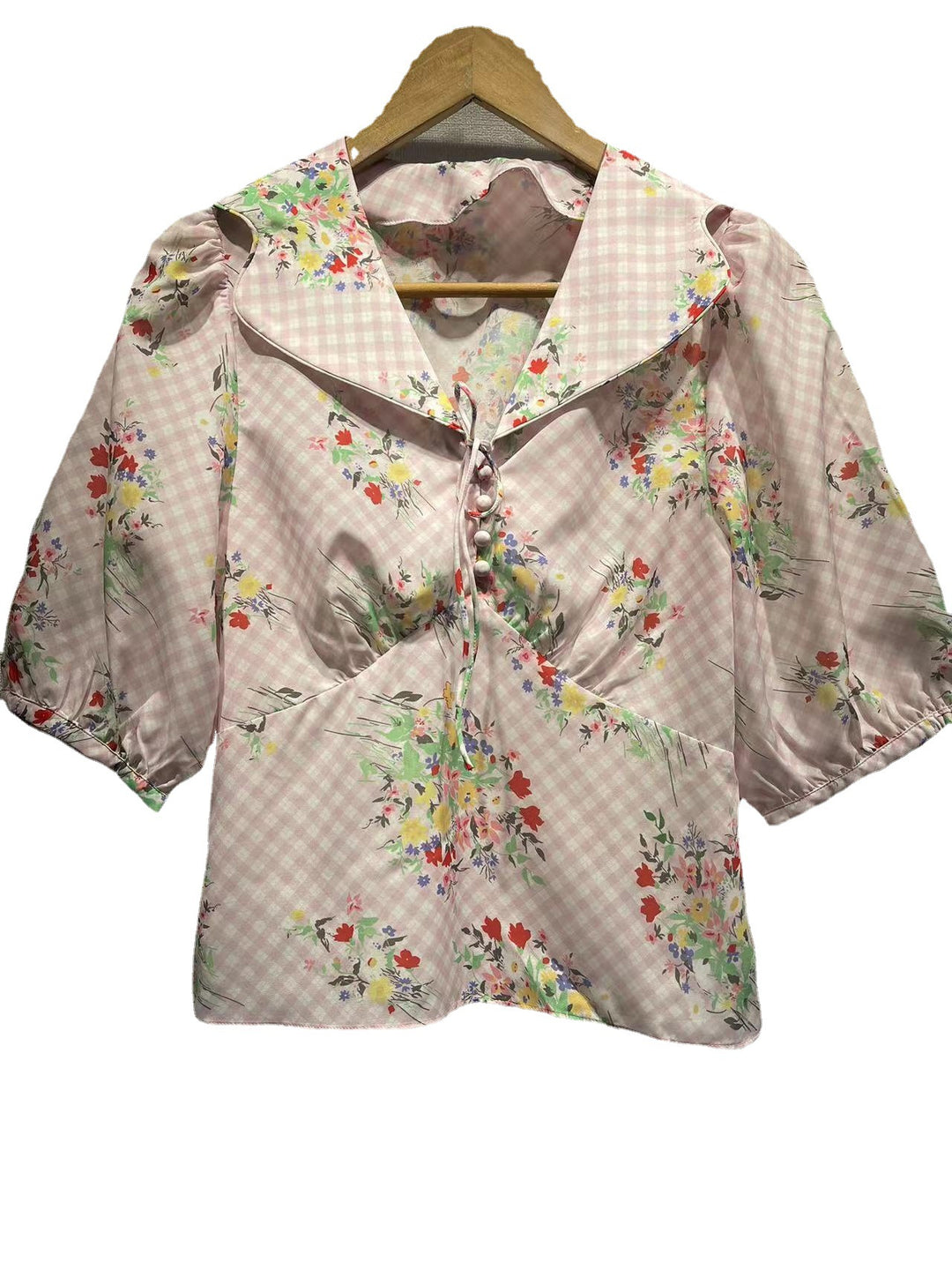 Damebluse med voluminøse ærmer og romantisk ternet mønster og blomsterudsmykning Stilla