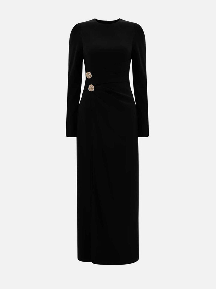 Dame elegant lang kjole med raffineret drapering og smykkedetaljer Stilla