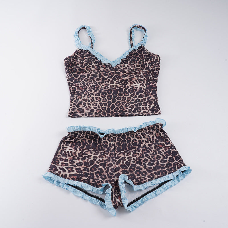 Dame Pyjamasæt med legesyg leopardmønster og flæsedetaljer Skovae