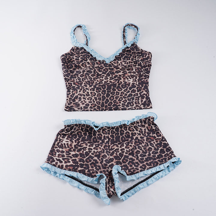 Dame Pyjamasæt med legesyg leopardmønster og flæsedetaljer Skovae