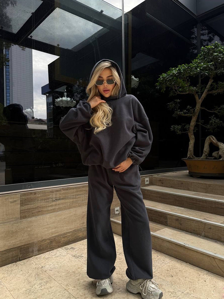 Kvinders loungewear sæt lavet af blødt fleece med hætte og løs pasform