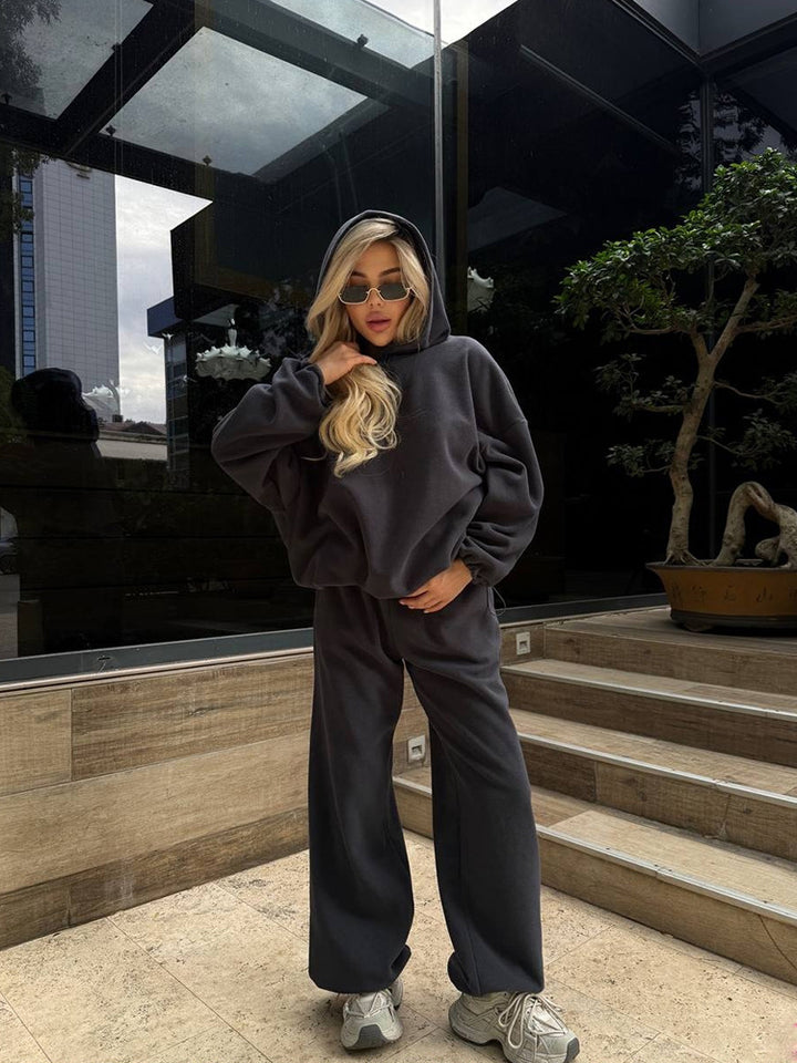 Kvinders loungewear sæt lavet af blødt fleece med hætte og løs pasform