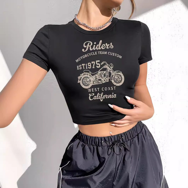 Dame Crop-T-shirt med individuelt motorcykelmotiv og elegant skrift Skovae