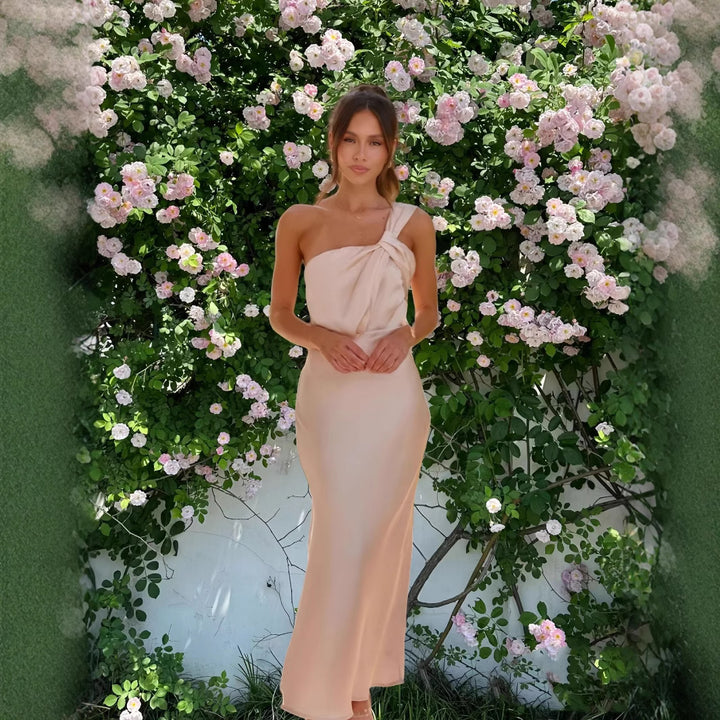 Dame elegante maxi kjole med asymmetrisk top og flydende kant