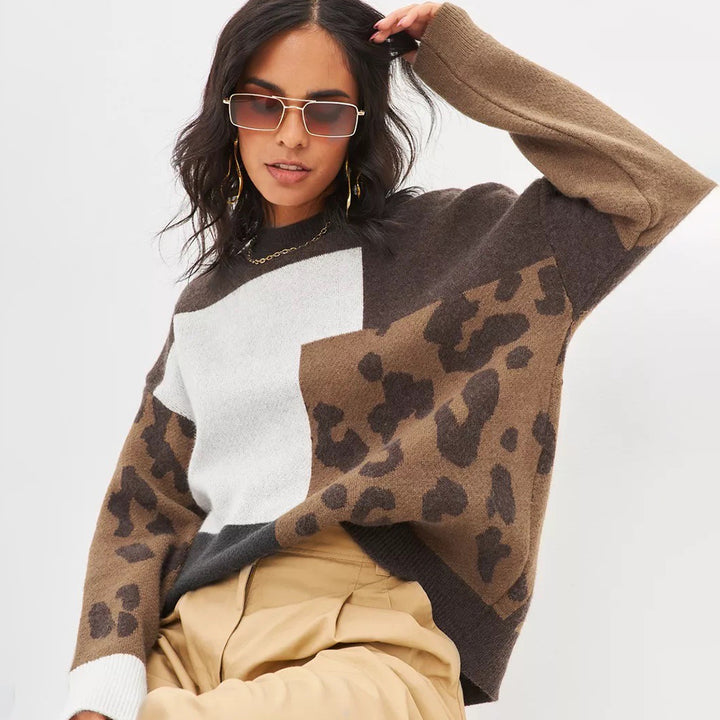 Kvinders chunky strikket sweater med moderne leoparddesign og farvede blokkelementer Stilla