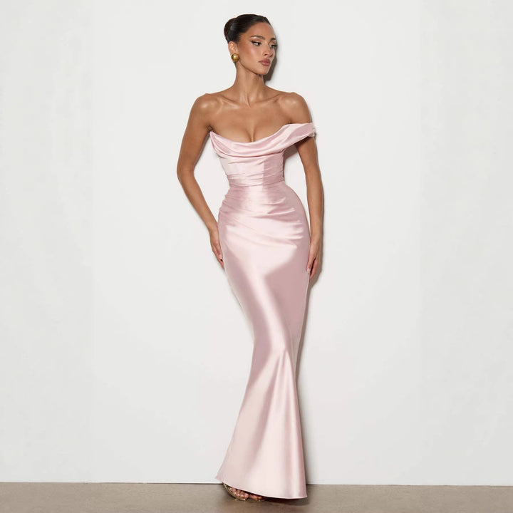 Dame Elegant Aftenkjole med Off-Shoulder Design og Flydende Satin