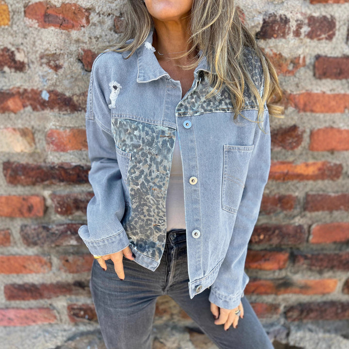 Kvinders trendy denimjakke med dyreprint og slidte design Stilla