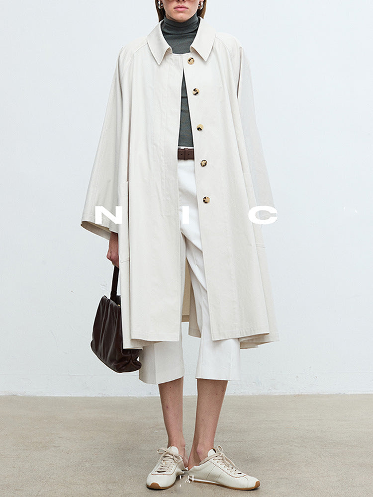 Kvinders afslappede trenchcoat med oversized ærmer og knapdetaljer Stilla
