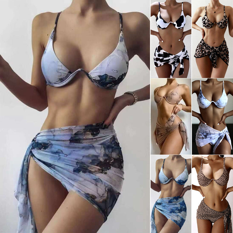 Dame bikini-sæt med iøjnefaldende kuhælmønster og elegant omslagstuch Stilla