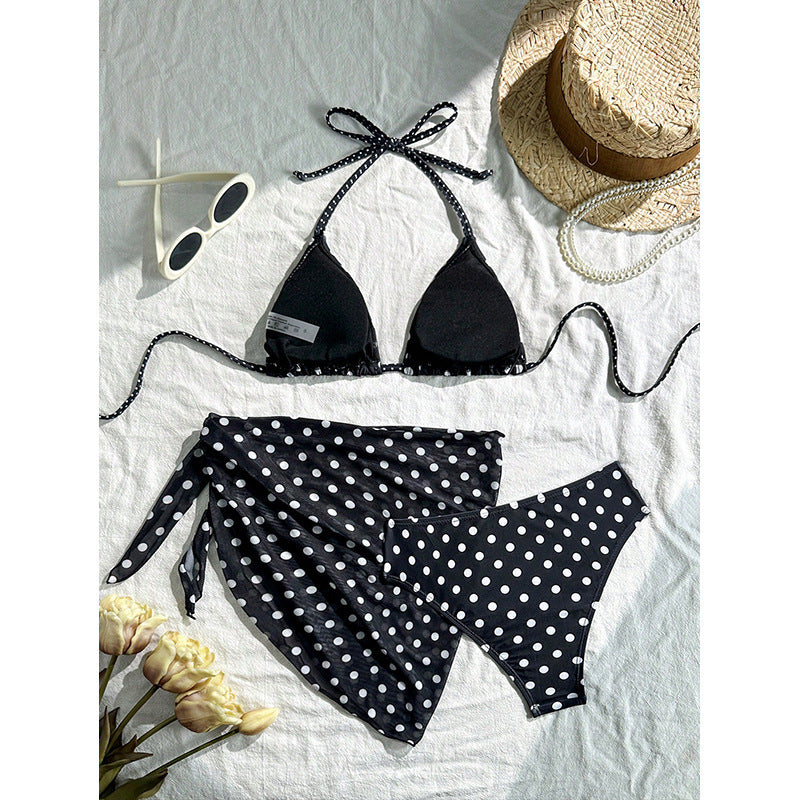 Dame trekant bikini med legende polka-prikker mønster og suppleret med en elegant indpakningssand Del Skovae