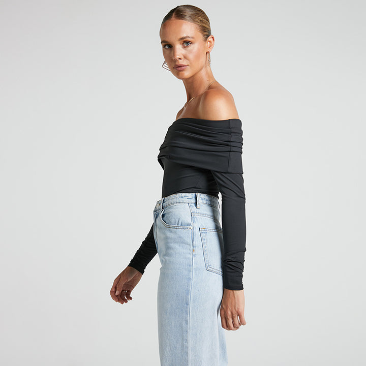 Dame Off-Shoulder Langærmet Body med elegant Drapering Stilla
