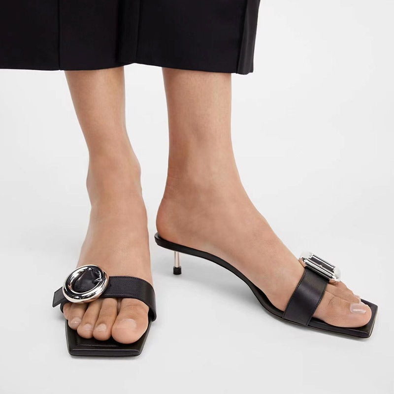 Femme Højglans Åben Tå Slingback Hæle med dekorativt Spænde-Detail Stilla