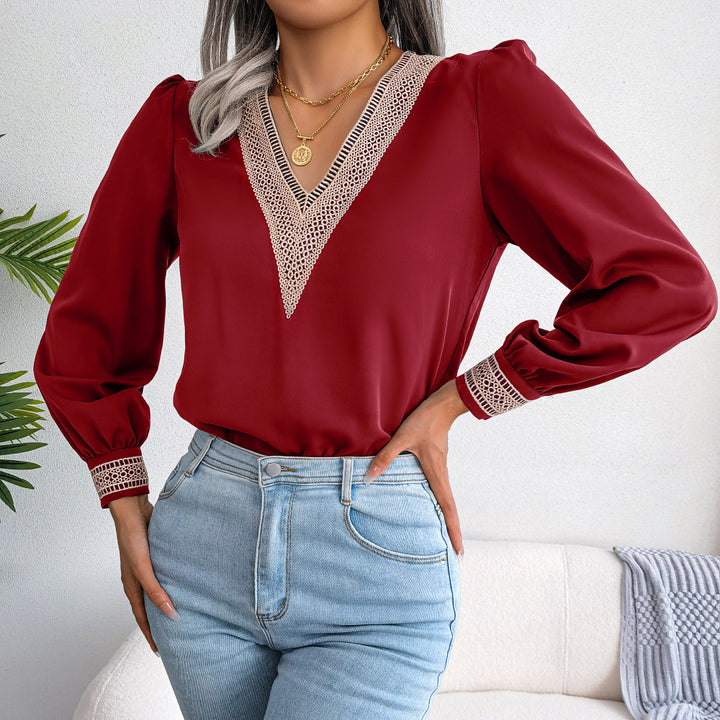 Damebluse med elegant V-hals og dekorative spidsindsatser Stilla