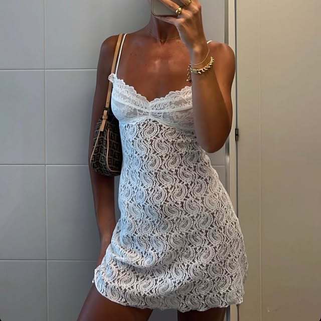 Dame spidskjole med elegant flæsedetalje Stilla
