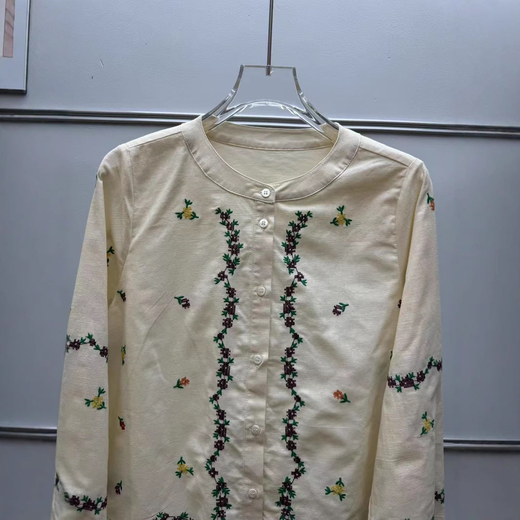 Damebluse med blomsterbroderier og elegant V-udskæring Stilla