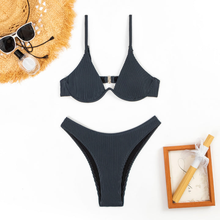 Dame triangel-bikini med vertikale striber og fashionable detaljer Stilla
