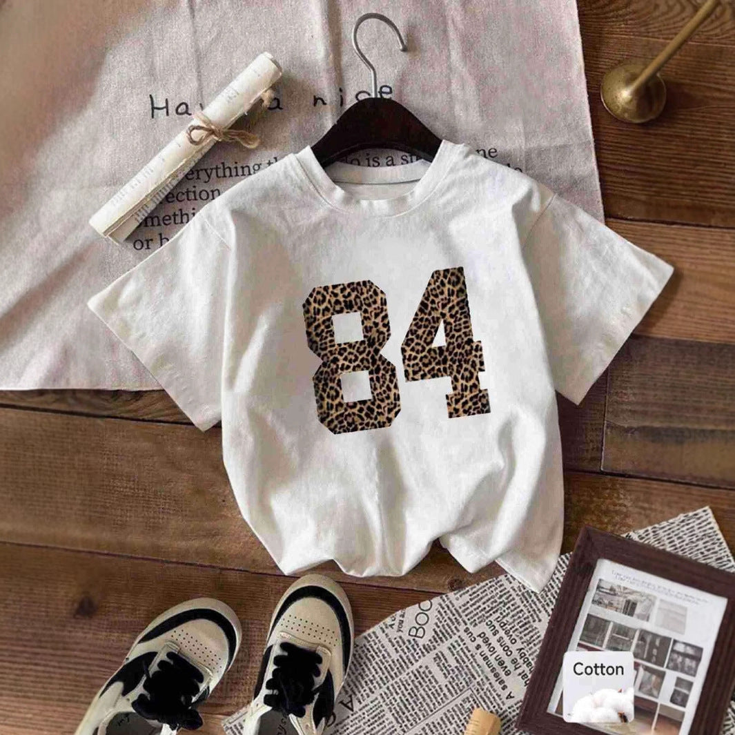 Dame T-shirt med kreativt skrift i moderne graffiti-stil Skovae