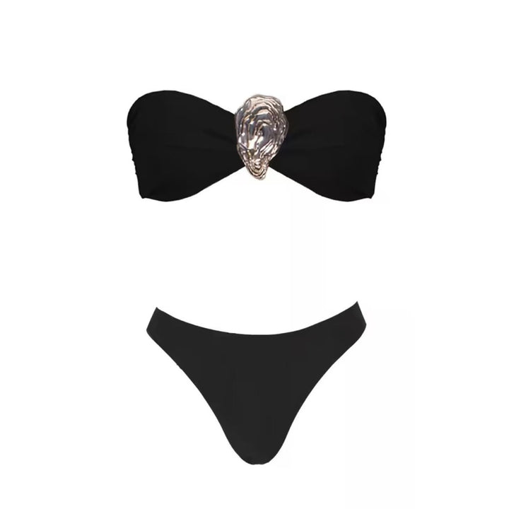 Dame bandeau-bikini med elegant omslagsskjørt og dekorativt vedhæng Stilla