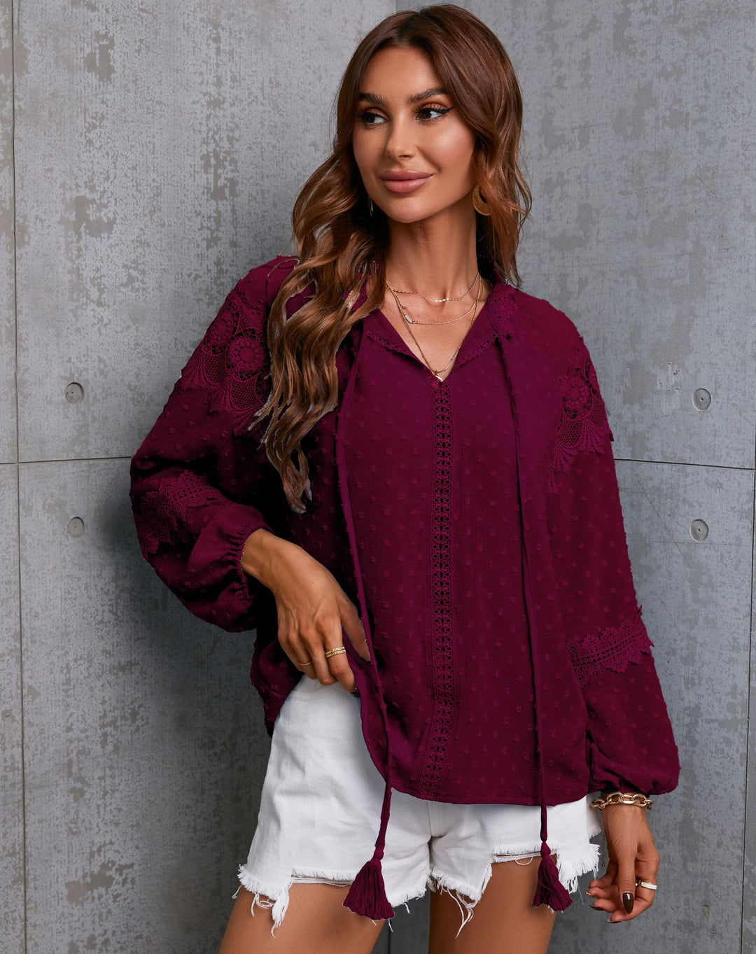 Damebluse med fine broderier og glade detaljer Stilla