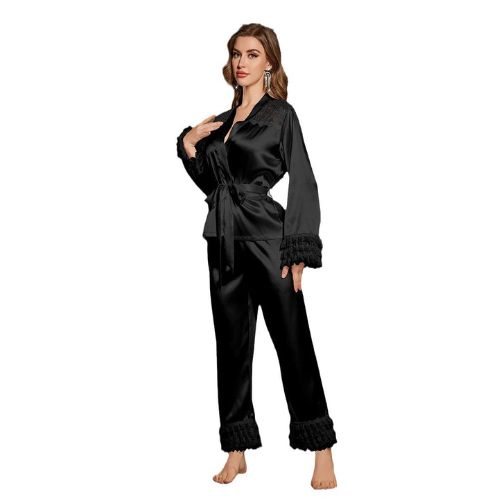 Dame satin natpyjamas-sæt med volangdetaljer og elegant lace-applikation Stilla