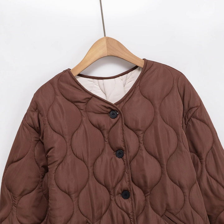 Kvinders quilted jakke med moderne knapdetaljer Stilla