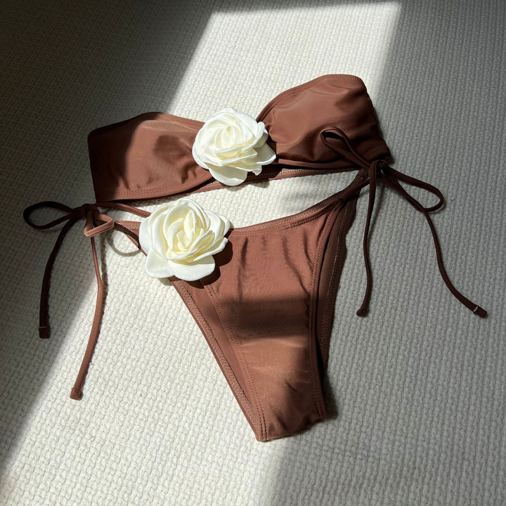 Dame Bandeau-Bikini med romantiske blomster-applikationer Stilla