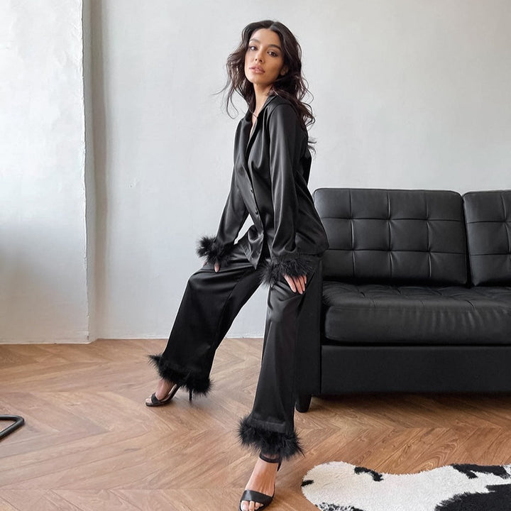 Dame Elegant Satin-Pyjamasæt med luksuriøse kunstpelsdetaljer Stilla