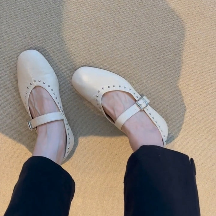 Damer med nitter udsmykkede Mary Jane flats Stilla