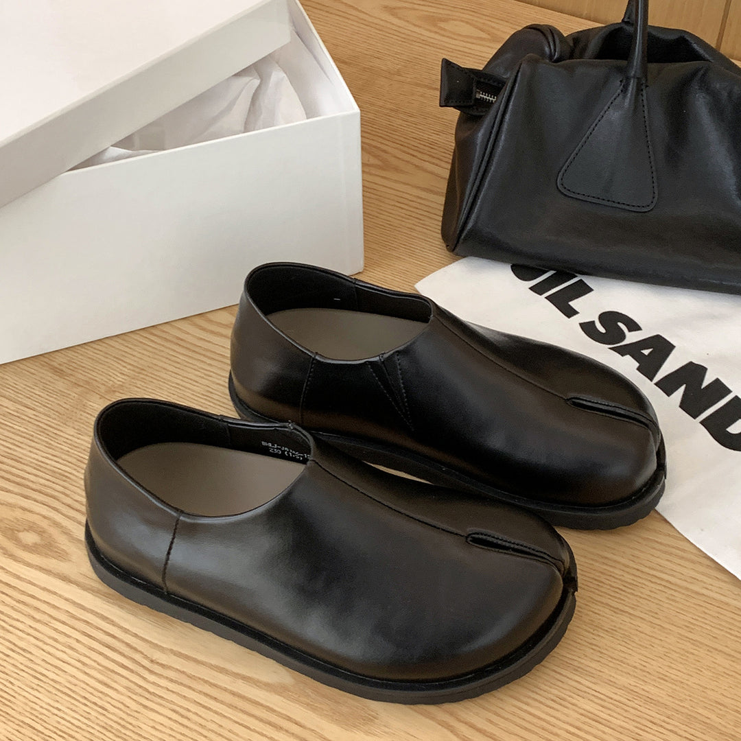Femme Contemporary Slip-On Loafers med unikt split-tå-design Stilla
