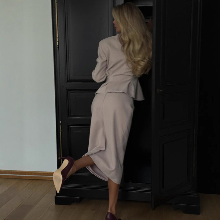 Women's business suit in an elegant cut with a fitted blazer and pencil skirt Stilla