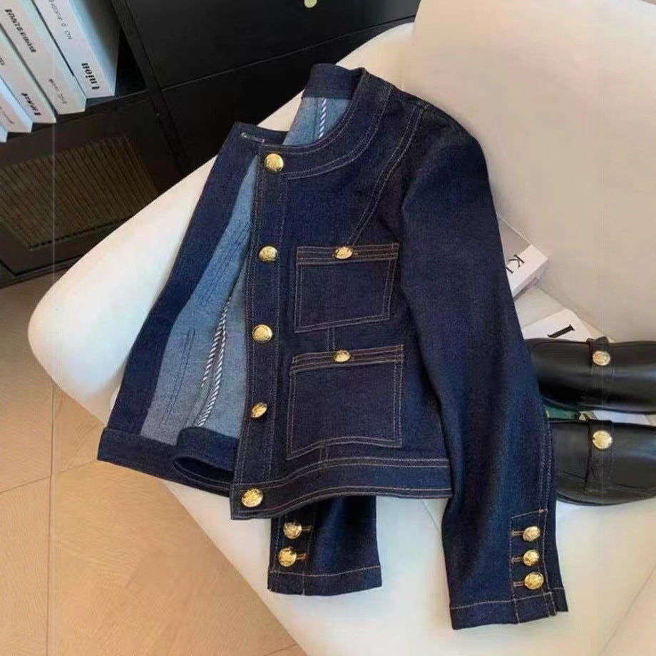 Kvinders fashionable denimjakke med gyldne knapdetaljer Stilla