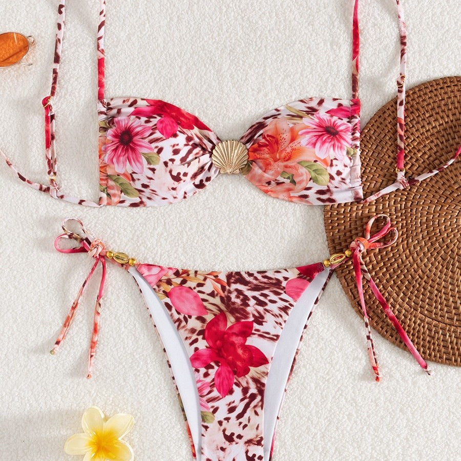 Dame bandeau-bikini med floral design og gyldne accenter Skovae