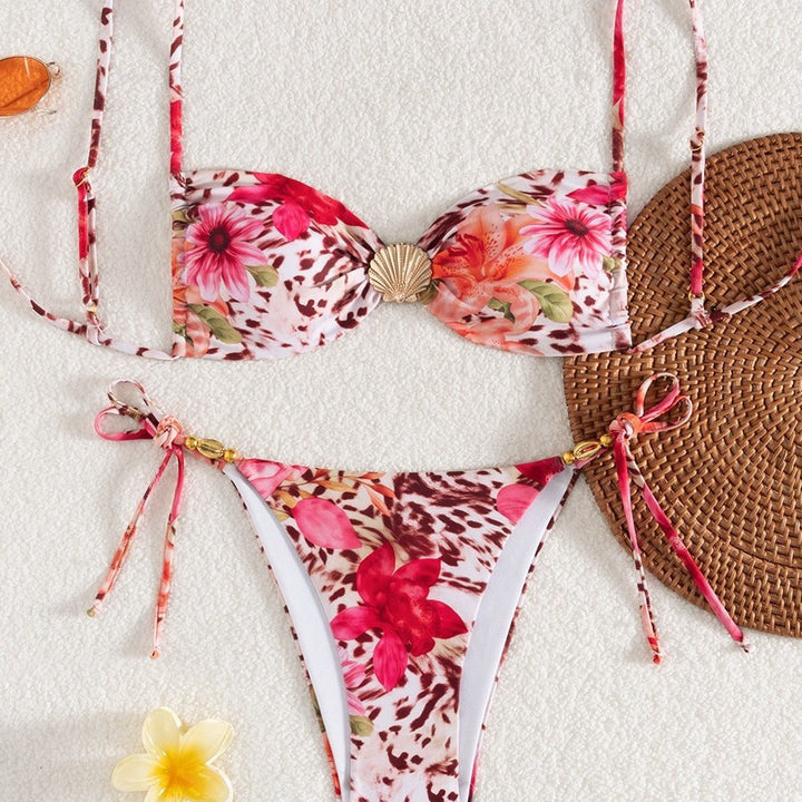 Dame bandeau-bikini med floral design og gyldne accenter Skovae