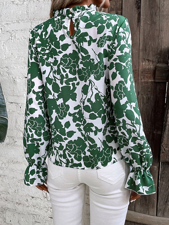 Damebluse med blomstret design og flæsedetaljer Stilla