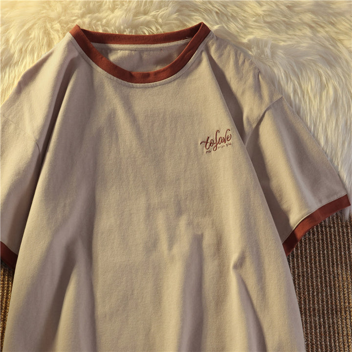Damernes Afslappet Fit Broderet T-shirt med Kontrastsyning Stilla