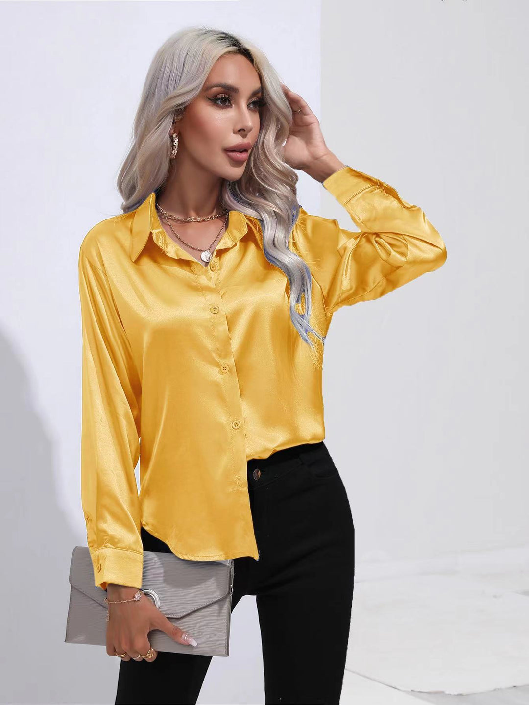 Dame Elegant Satinbluse med moderne snit og knaplukning Stilla