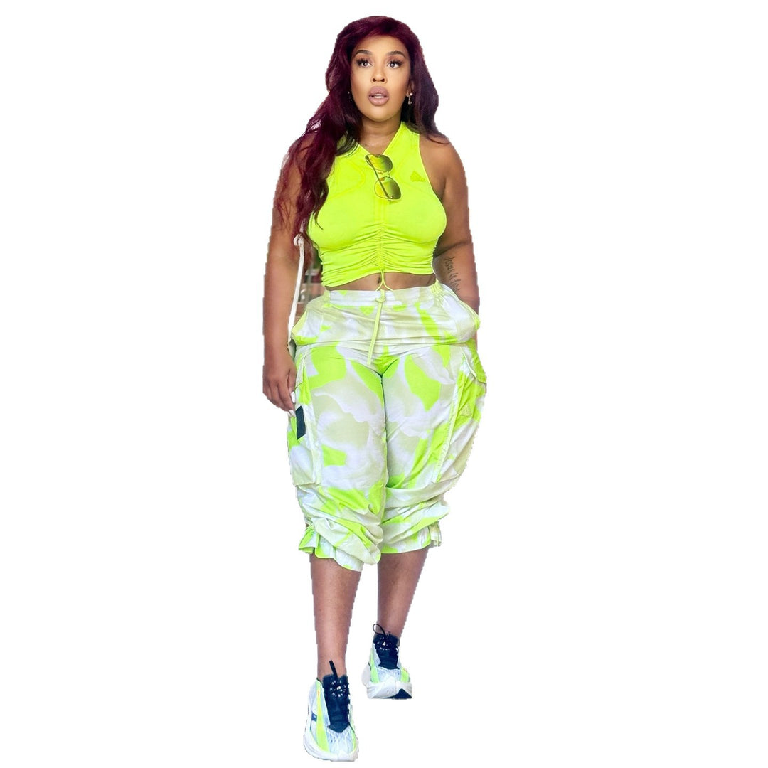 Kvinders cropped top med rynker og sporty chinosbukser Skovae
