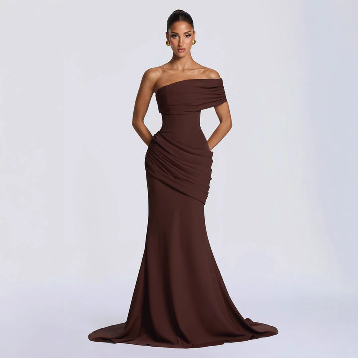 Kvinder Elegant, Off-the-Shoulder Aftenkjole med Sofistikeret Drapering og Flydende Snit