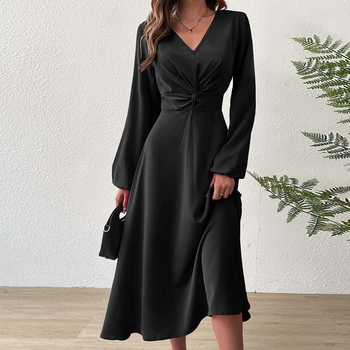 Damer elegant midi kjole med figurskabende drapering og dyb V-hals Stilla
