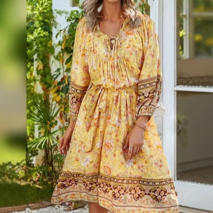 Dame Maxikjole med blomstret design og elegant snit Stilla