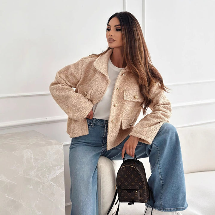 Dame elegant teddyjakke med gyldne knapper og påsyede lommer Stilla