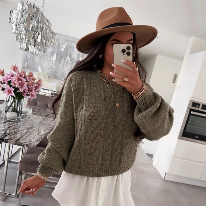 Kvinders chunky strik sweater med voluminøse ærmer og kabelmønster Stilla