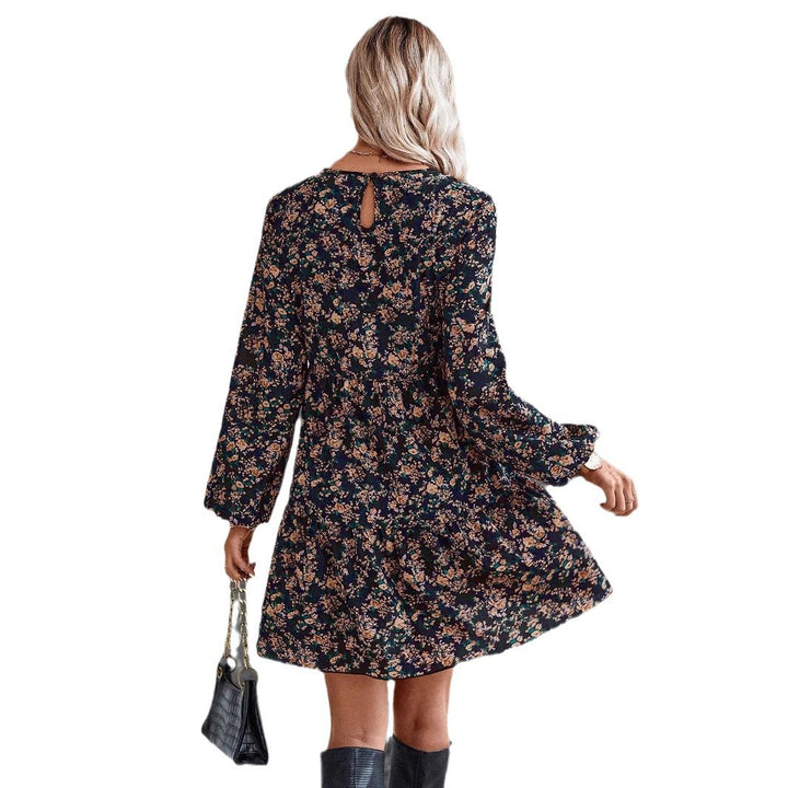 Dame fritidskjole med blomstrede detaljer og afslappet snit Stilla