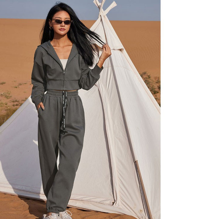 Kvindernes cropped hoodie og komfortable joggers i et moderne look Skovae
