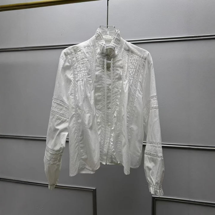 Damebluse med fine flæser og elegante broderidetaljer Stilla
